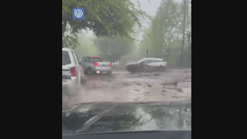 Alud en Santiago de Chile: las impactantes imágenes de los autos arrastrados por el agua