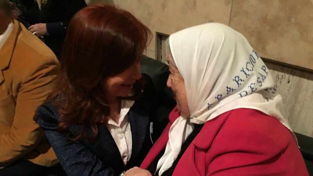 Así entró Cristina a Tribunales: entre aplausos y un abrazo con Hebe de Bonafini