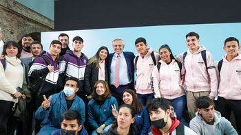 La nueva imagen de Alberto Fernández: actos cerca de la gente y delega en Sergio Massa y el equipo económico la comunicación sobre la crisis. Foto: Presidencia. La nueva imagen de Alberto Fernández: actos cerca de la gente y delega en Sergio Massa y el equipo económico la comunicación sobre la crisis. Foto: Presidencia.