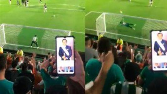 En Banfield-Gimnasia, un hincha usó la foto de Carlos Menem para mufar al rival