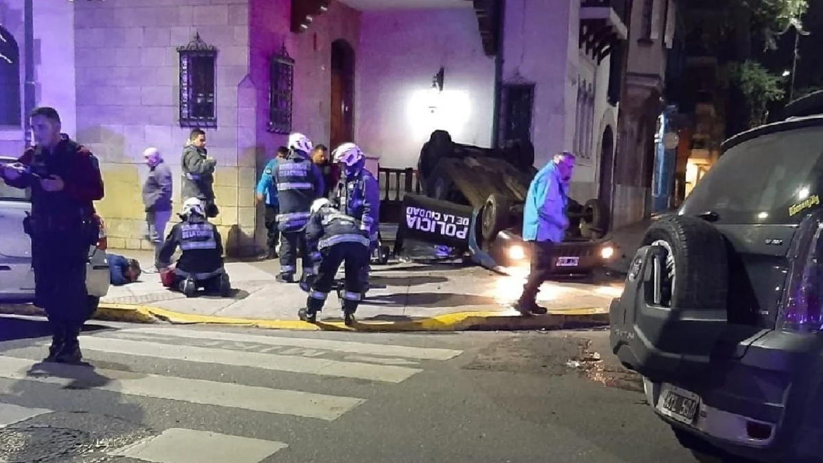 Un patrullero volcó sobre la vereda tras un violento choque en Belgrano (Foto: Clarín)