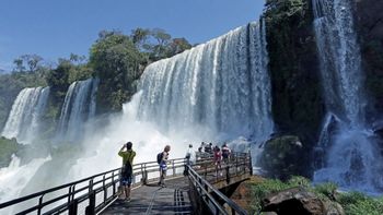 Cataratas del Iguazú abrió con horarios reducidos tras una mejora en el río