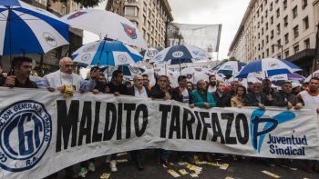 Sin diálogo con el Gobierno, la CGT muestra los dientes: gremios marchan contra el tarifazo y el FMI