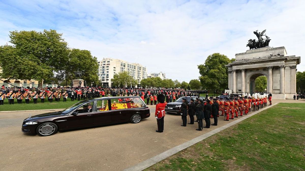 el ataúd de la reina Isabel II, en viaje hacia Su morada final. (Foto: Captura de TV)