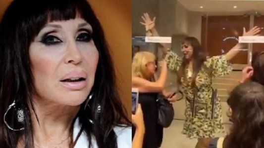 La sorprendente técnica anti covid de Moria Casán para sacarse fotos con el público en el teatro