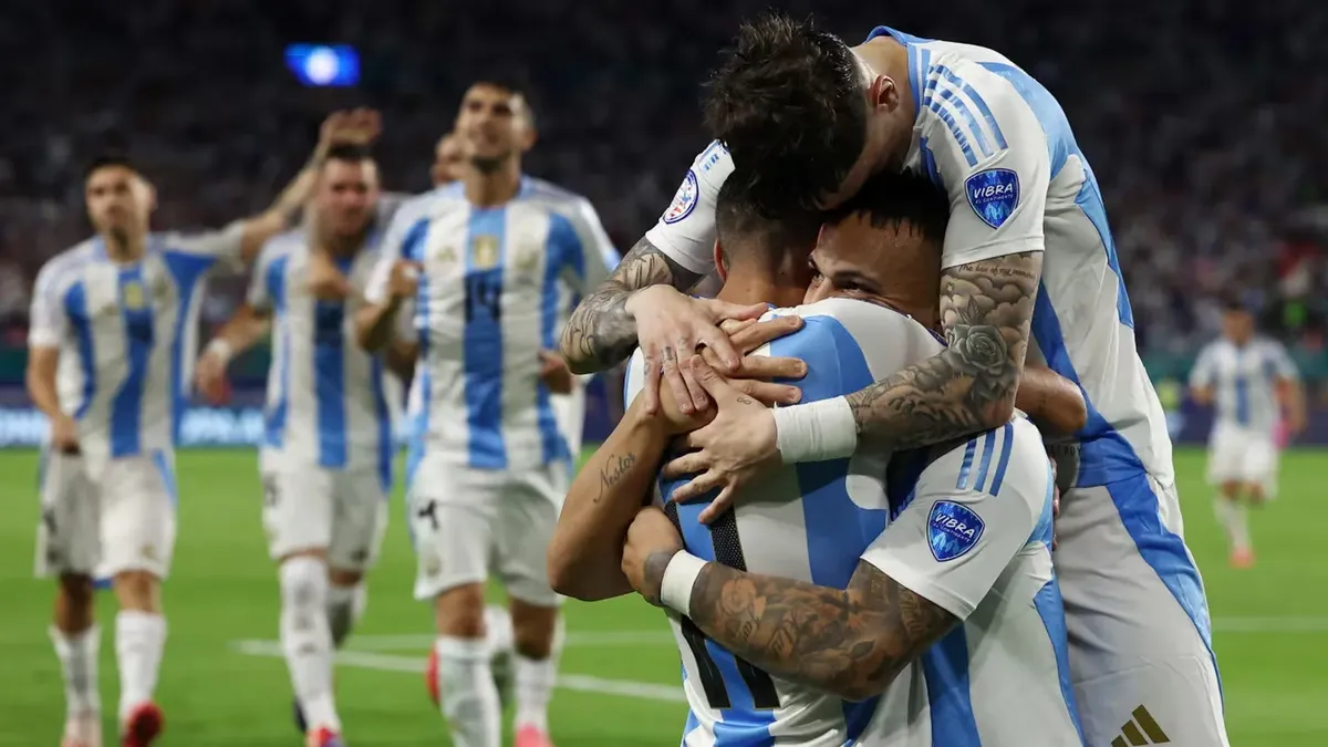 Los jugadores argentinos mostraron su felicidad tras el triunfo. (Foto: NA)