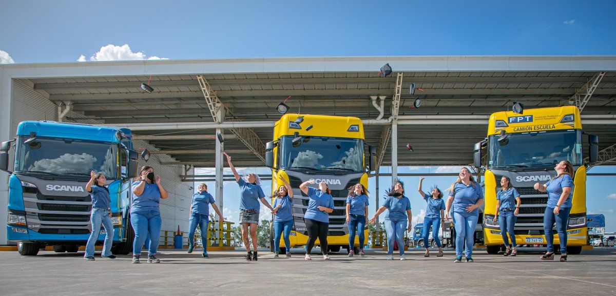 Scania entregó sus diplomas de graduación a las participantes de la segunda edición del Programa “Conductoras”. 12 mujeres recibieron sus certificados en el Centro de Capacitación de la FPT -Fundación Profesional para el Transporte-
