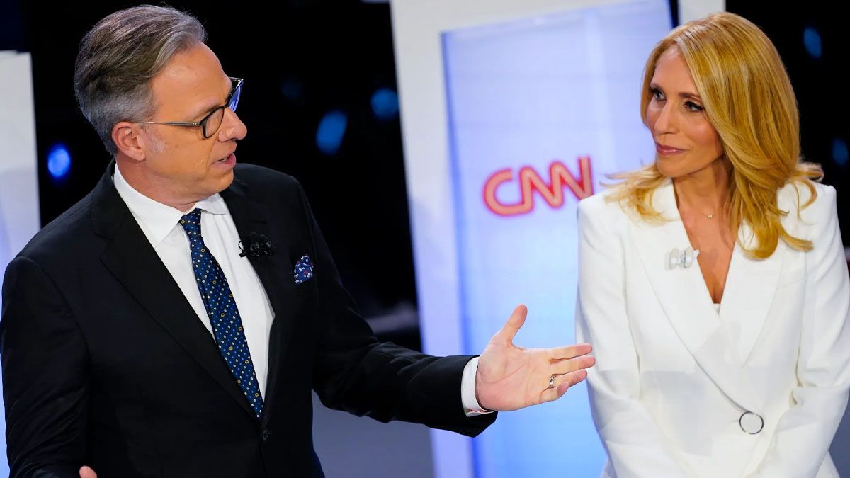 Jake Tapper y Dana Bash, los periodistas de CNN moderadores del debate entre Biden y Trump. (Foto: Gentileza CNN)