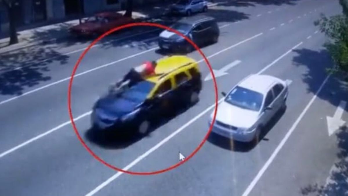 Impactante: un ladrón le robó a un taxista, lo arrastró en el capó y lo mató