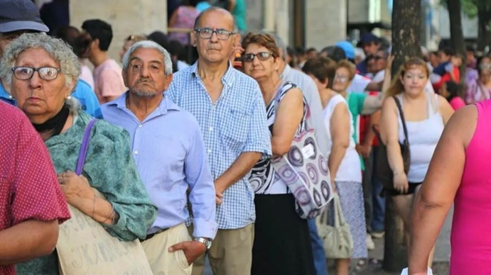 El Gobierno oficializó la nueva fórmula de movilidad para las jubilaciones y pensiones: el pago será en dos tramos