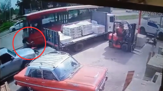 Quién era la mujer policía que chocó contra la puerta de una camioneta y fue atropellada por un colectivo