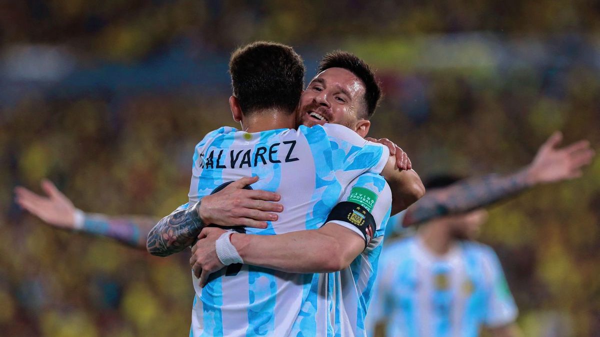 El abrazo del alma entre Julián y Messi: la Selección Argentina le gana a Ecuador de visitante.