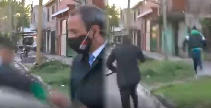 Le robaron el celular a un periodista antes de salir al aire y corrió al delincuente: las imágenes