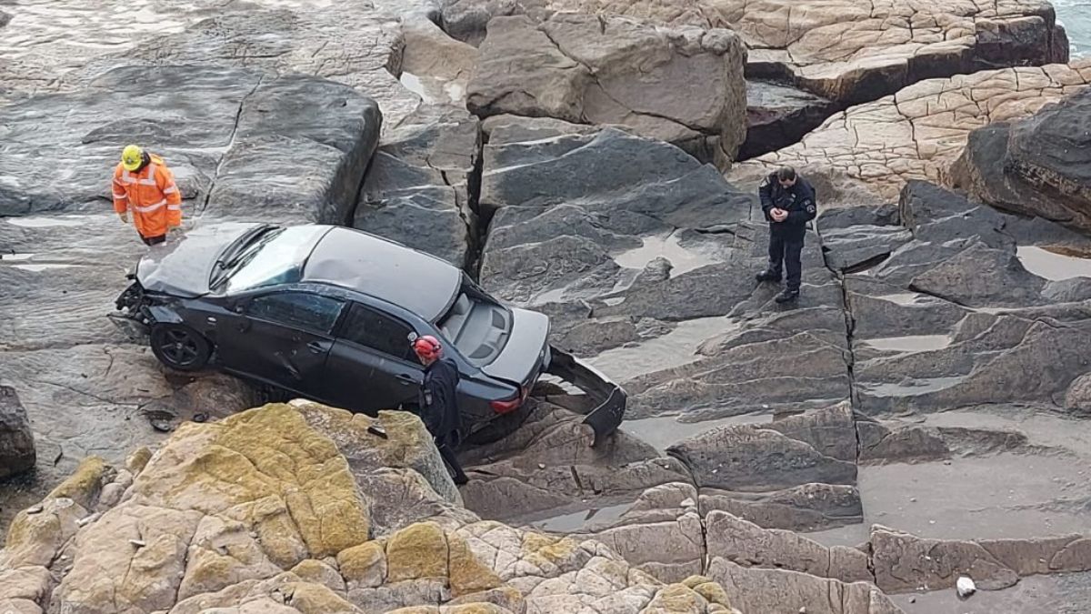 Así quedó el auto sobre las rocas tras caer por el barranco en Mar del Plata. Foto: La Capital de Mar del Plata.