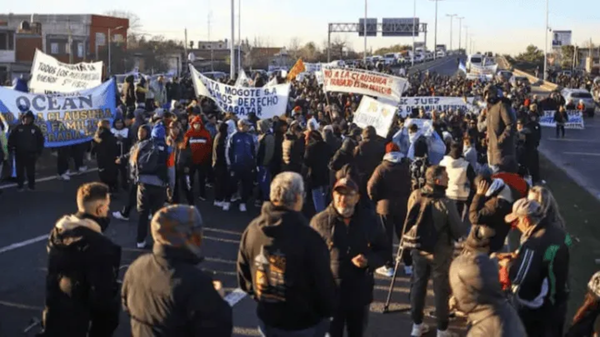 Feriantes de La Salada vuelven a protestar tras los incidentes en el Puente La Noria