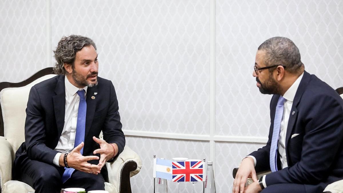 El canciller Santiago Cafiero le notificó a su par británico