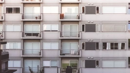 La increíble justificación de una inmobiliaria chilena que no quiso alquilarle a una joven: No arriendo argentinos