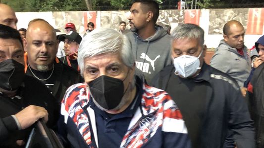 Escándalo: Hugo Moyano se cruzó con los hinchas de Independiente y los invitó a pelear