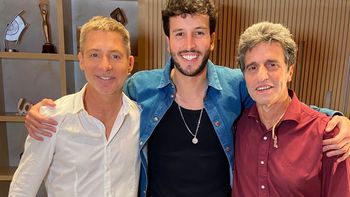 El video de la salida teatral de Sebastián Yatra en Buenos Aires: fue a ver la obra de Adrián Suar y Diego Peretti