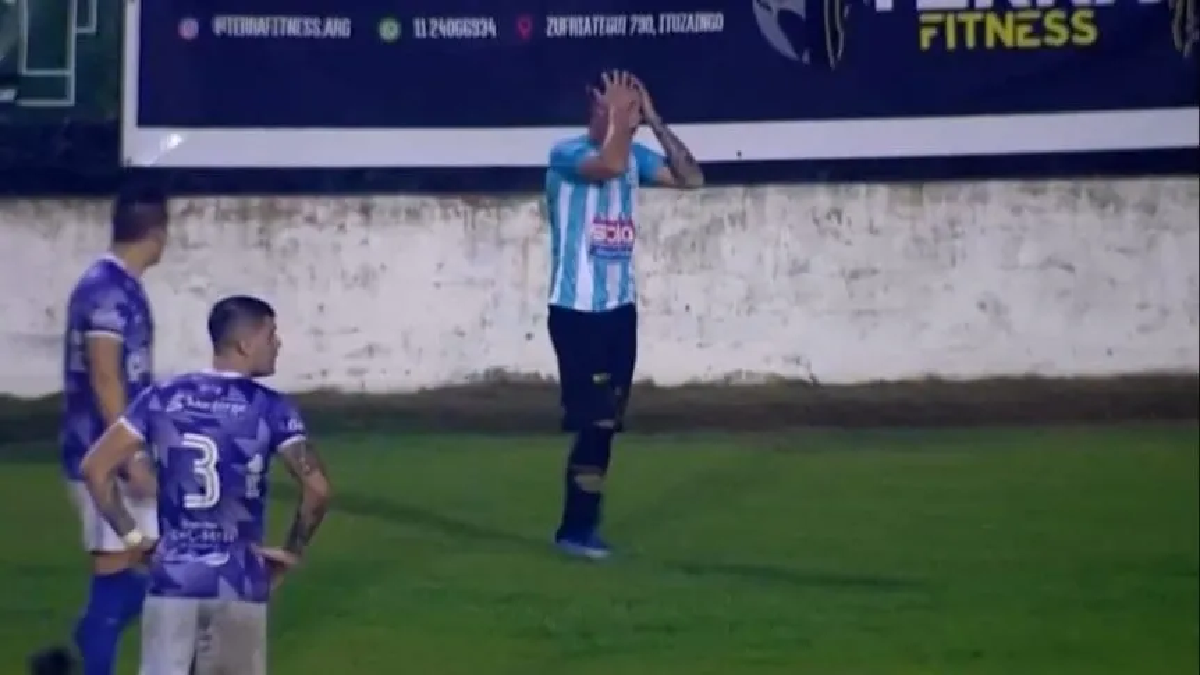 Expulsaron a un jugador del ascenso en Argentino de Merlo vs. Sacachispas por orinar en la cancha (Foto: captura)