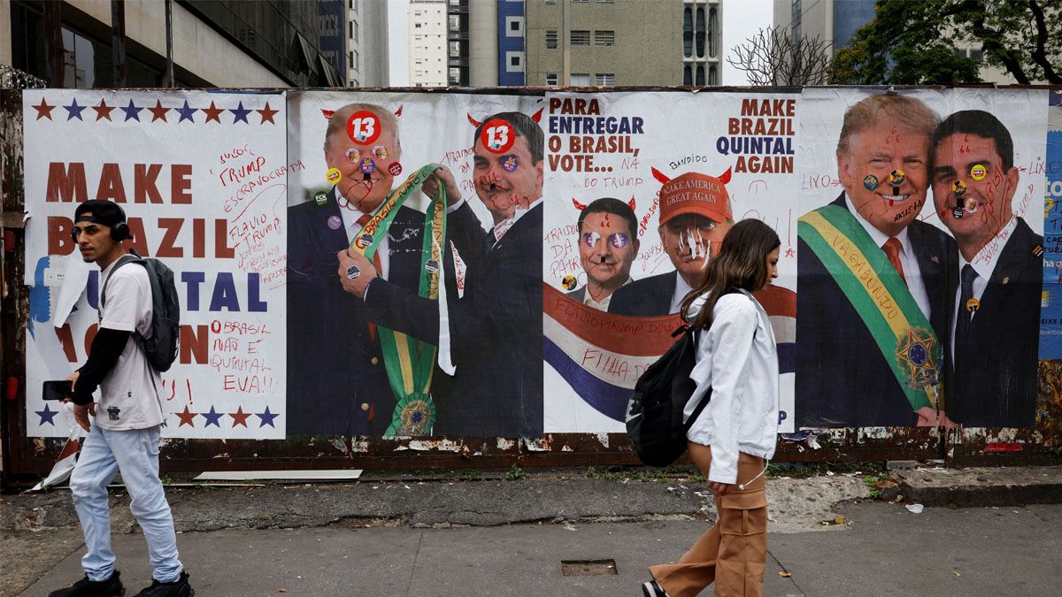 Burlas contra Trump y Bolsonaro en las calles de Brasil. (Foto: Reuters)