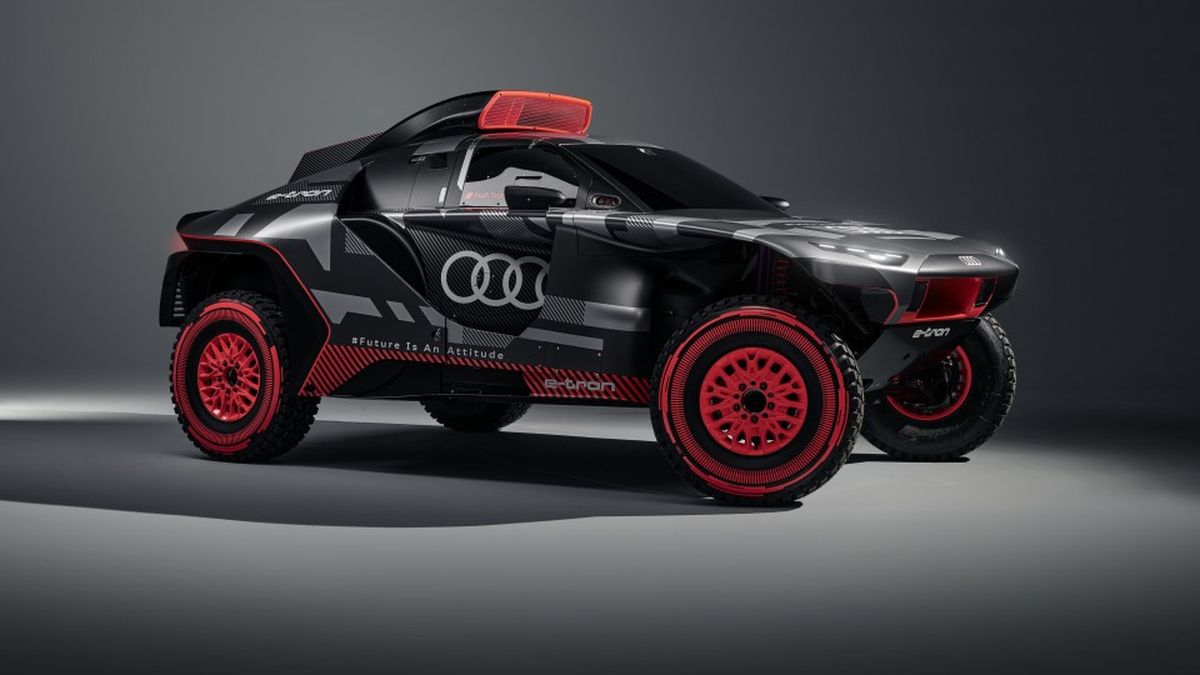 El Audi RS Q e-tron también es muy diferente al resto de los prototipos del Dakar con sistemas de propulsión convencional. “El vehículo tiene un aspecto futurista y cuenta con muchos elementos de diseño característicos de la marca”