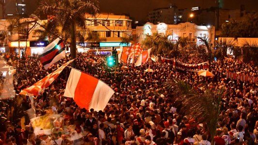 Los hinchas de River coparon el Óvalo de Miraflores con un banderazo