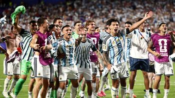 El que no salta es un inglés: el eufórico festejo de los jugadores de la Selección Argentina con los hinchas tras el pase a semifinales
