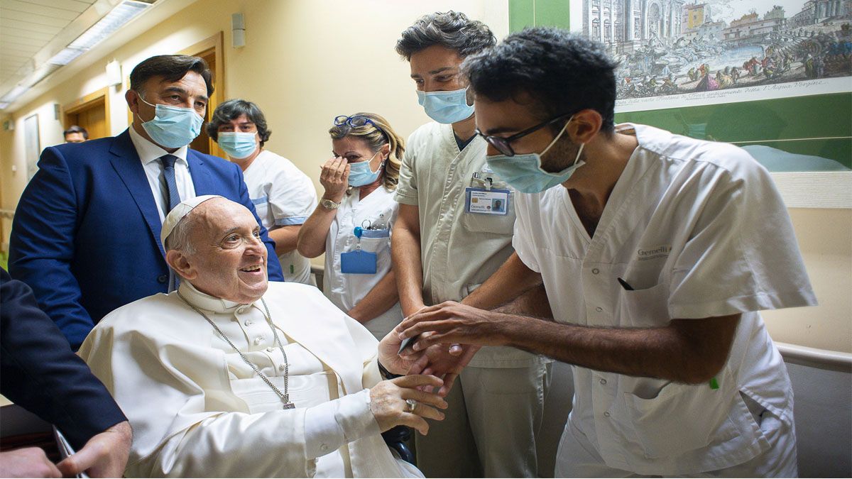 El Papa Francisco, saluda al cuerpo de médicos y enfermeros de la Clínica Gemelli. Fue dado de alta tras su operación ( Foto: Vatican Media)