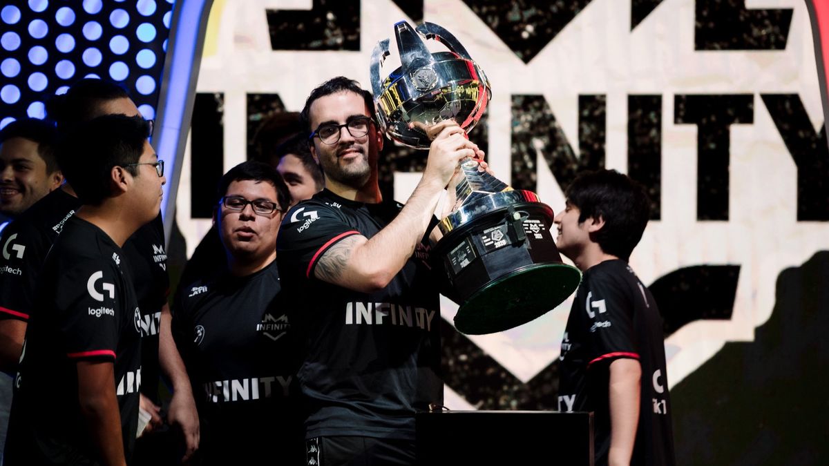 El argentino Matias Musso (Whitelotus) levanta la Copa del Clausura .