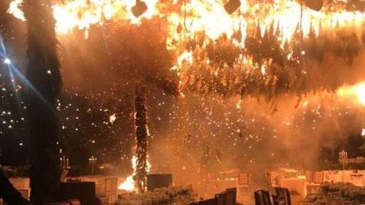 Peligro: estaban bailando el vals y la pirotecnia les jugó una mala pasada