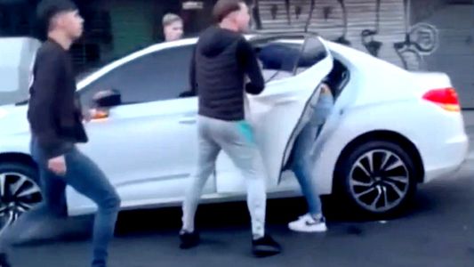 Una patota se bajó de un auto para orinar y vomitar y terminaron a las piñas con el encargado del edificio