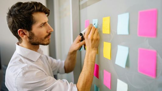 Astrología y tarot: por qué sentís que necesitás ordenar tu vida antes de que termine el mes