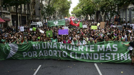 Multitudinaria marcha en el Congreso por el Paro Internacional de Mujeres