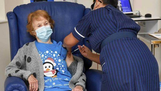 Una abuela británica de 90 años es la primera paciente vacunada contra el coronavirus en Occidente