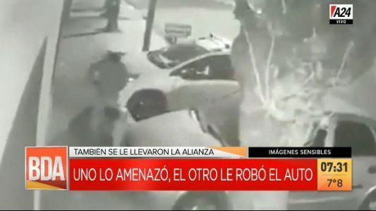 A punta de pistola lo obligaron a arrodillarse para robarle el auto en San Justo