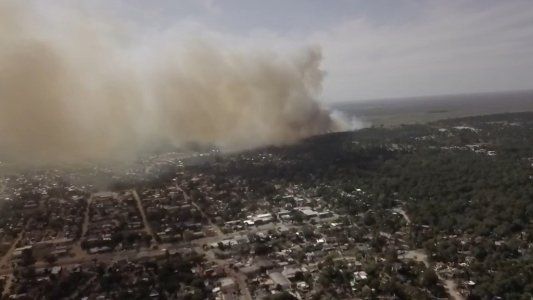 Alarma en Villa Gesell: un incendio en el bosque amenaza con afectar a las casas