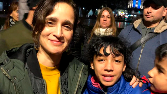 Julieta Venegas improvisó recital para personas en situación de calle en Plaza de Mayo