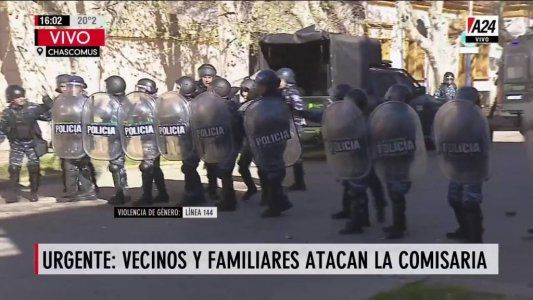 Incidentes en la marcha por el asesinato de Navila: familiares apedrearon a la comisaría