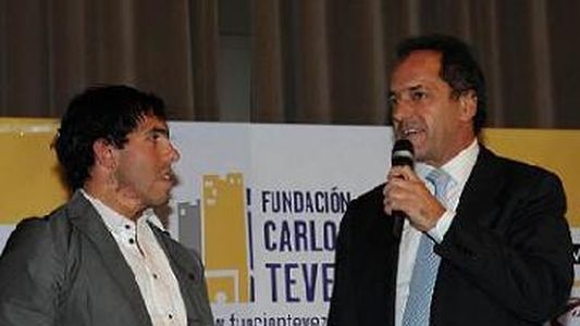 Carlos Tevez presentó su fundación acompañado de Daniel Scioli