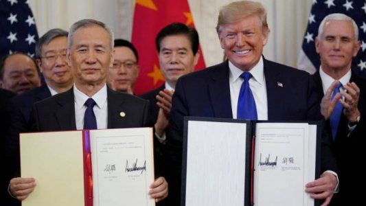 Estados Unidos y China firman la fase uno de un acuerdo para poner fin a una guerra comercial de 18 meses