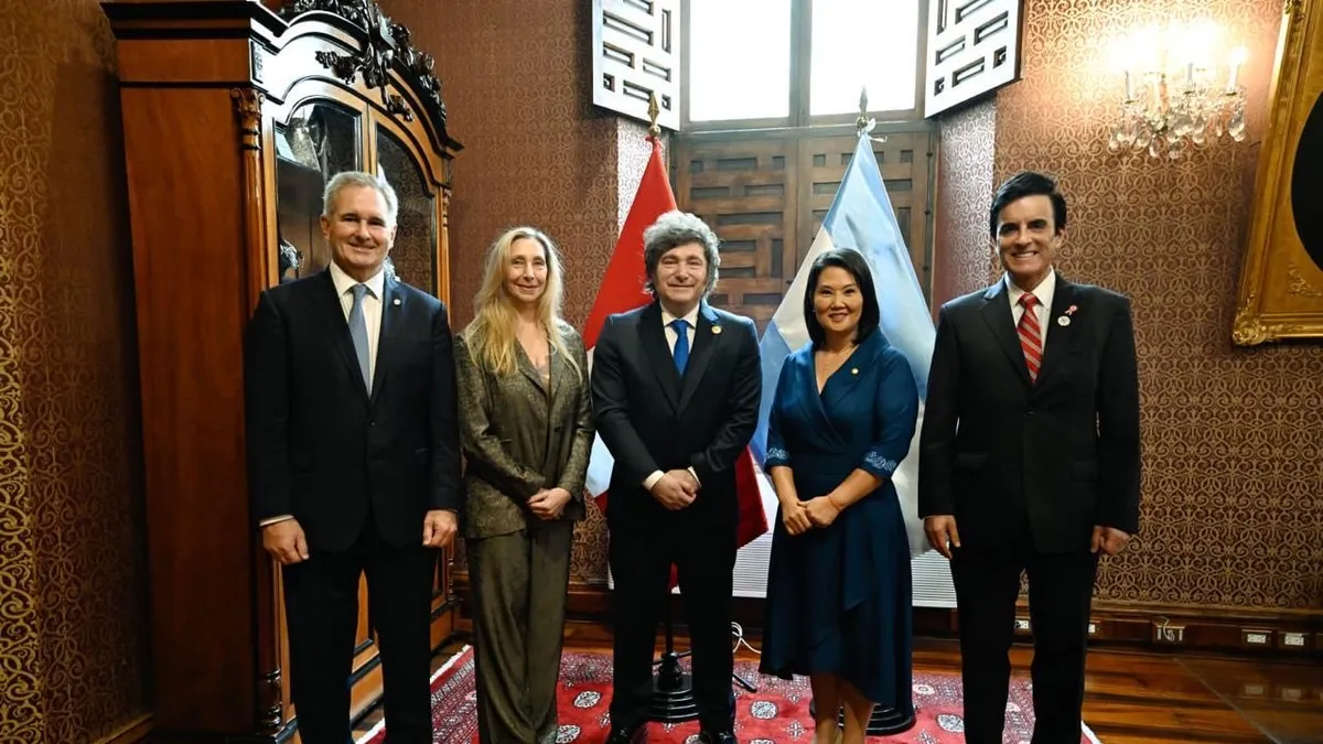 El jefe de Estado argentino llegó a la capital peruana acompañado por el secretario de Relaciones Exteriores, Pablo Quirno, y la secretaria general de la Presidencia, Karina Milei. (Foto: X @CancilleriaPeru)