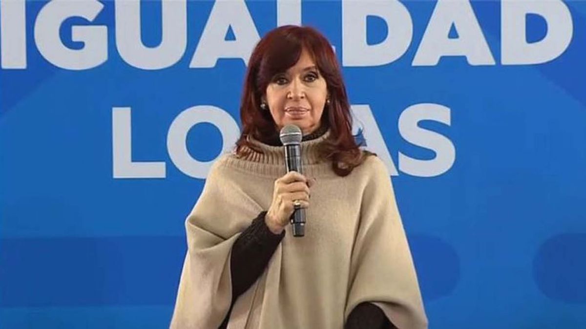 Alberto Fernández espera el discurso de Cristina Kirchner y firmó un DNU para convertir planes sociales en empleo (Foto: Telam).