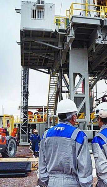 Petroleros de YPF acordaron un aumento salarial récord y una suma fija: ¿cómo se abonará?