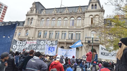Acampe y manifestación frente al Ministerio de Educación: piden WiFi y computadoras