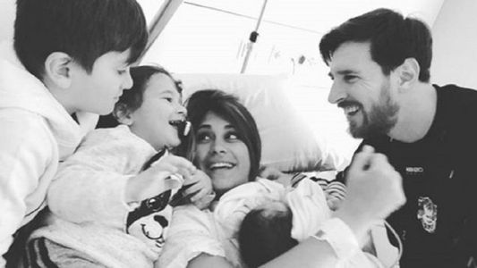 La postal de Messi y Antonella Roccuzzo con su bebé recién nacido y sus hermanitos