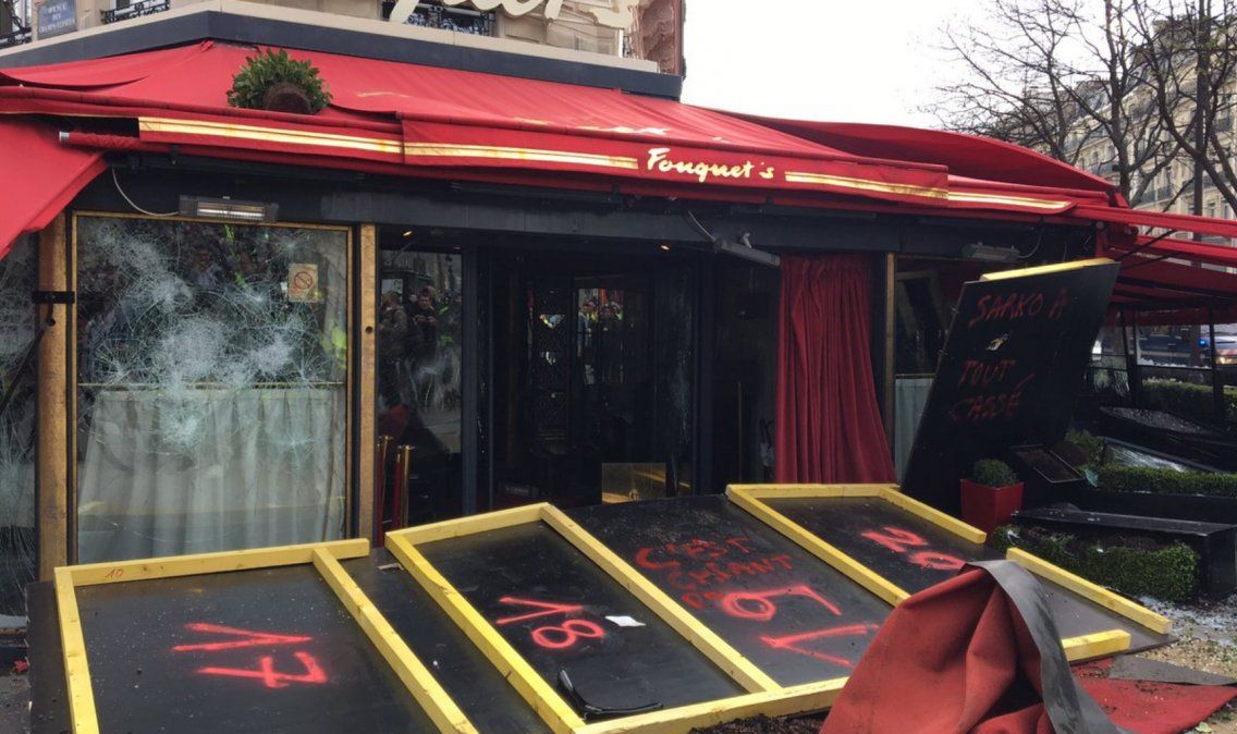 Los chalecos amarillos saquearon un icónico restaurante de París y se enfrentaron con la Policía