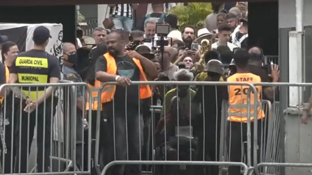 A las 10 de la mañana se abrieron las puertas del estadio para dar el último adiós a Pelé. (Foto: Captura de TV)