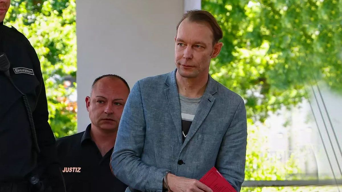Brueckner y una sonrisa irónica a un periodista que le preguntó si asesinó a Maddie McCann.(Foto: Gentileza Daily Mail)