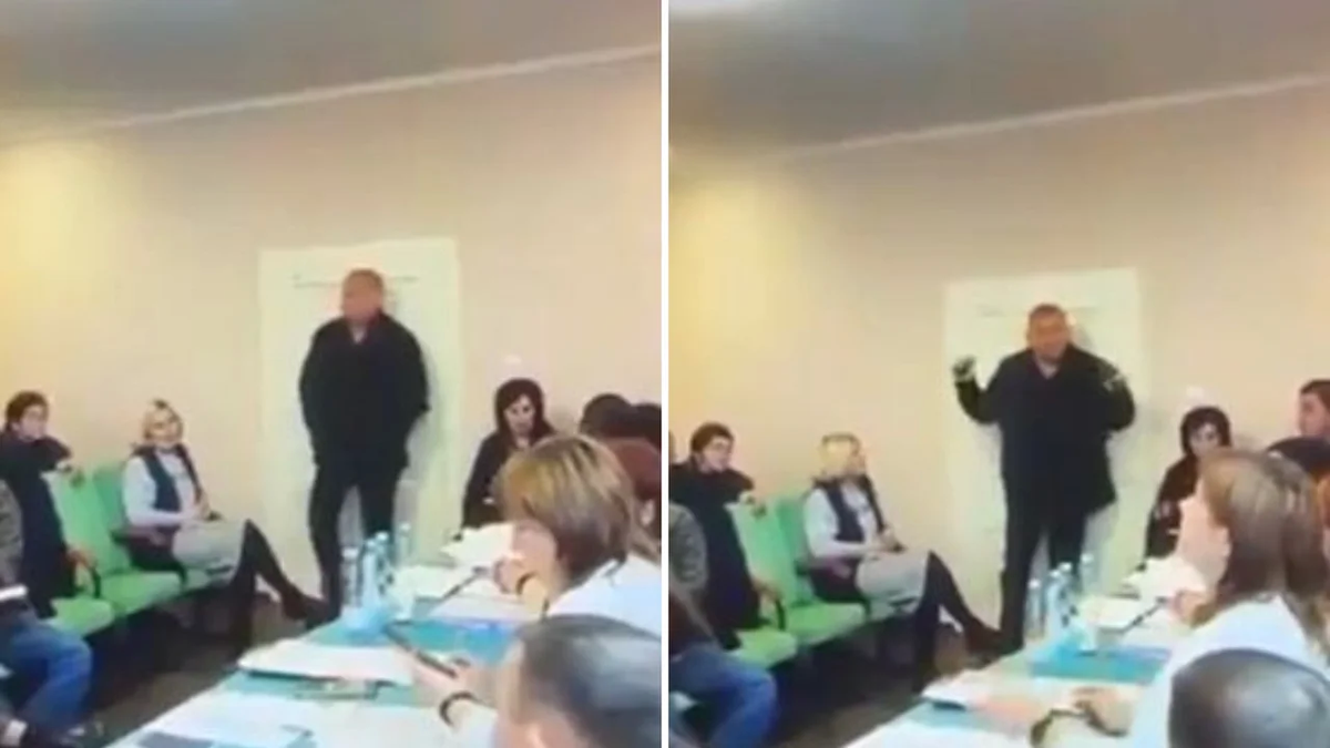 El momento en el que legislador muestra las granadas antes de detonarlas. (Foto: captura)